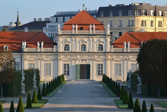 Close up photo of the facade of the lower belvedere palace in vienna
